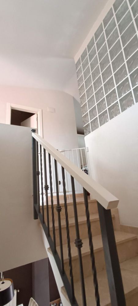 Barandilla metálica de una escalera interior
