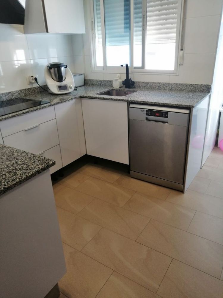 Cocina terminada con encimera de granito y lavavajillas