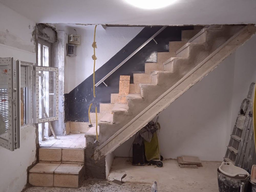 Escalera interior en obra con los peldaños en bruto durante la reforma