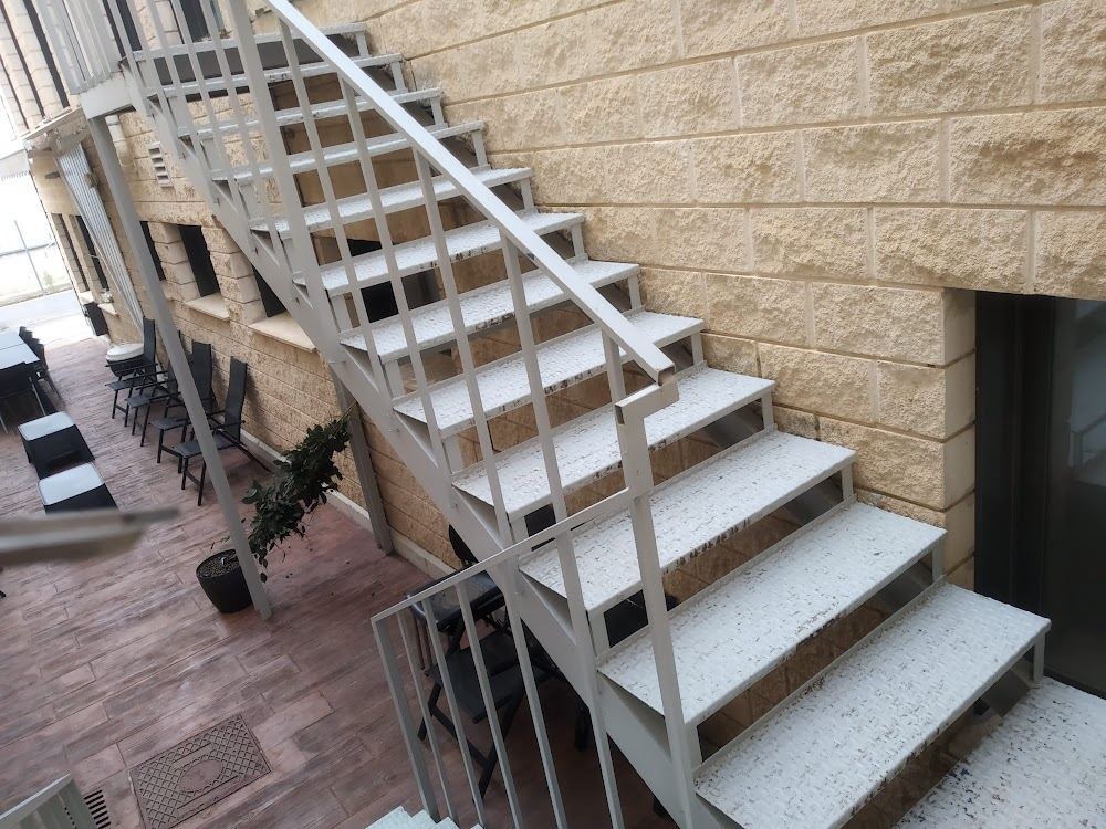 Escalera metálica exterior con peldaños antideslizantes